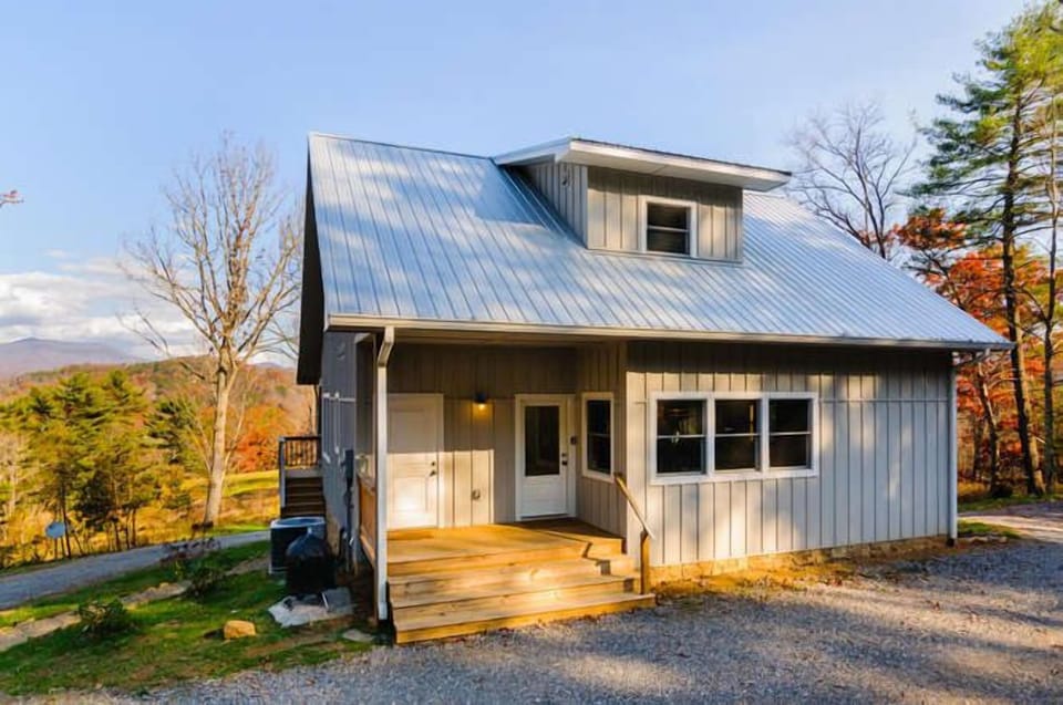 Modern Farmhouse style!

Entry is just 3 steps up for easy unloading