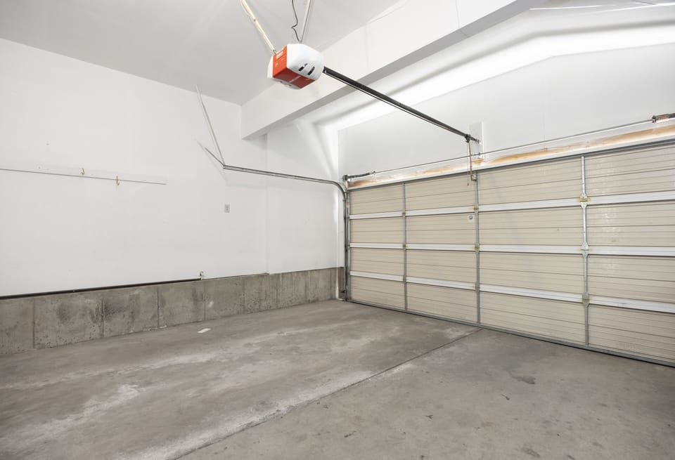 Garage with parking for 2 cars