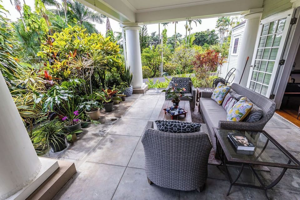 Relax on the lanai and enjoy the meditative veiw of the beautiful gardens 
