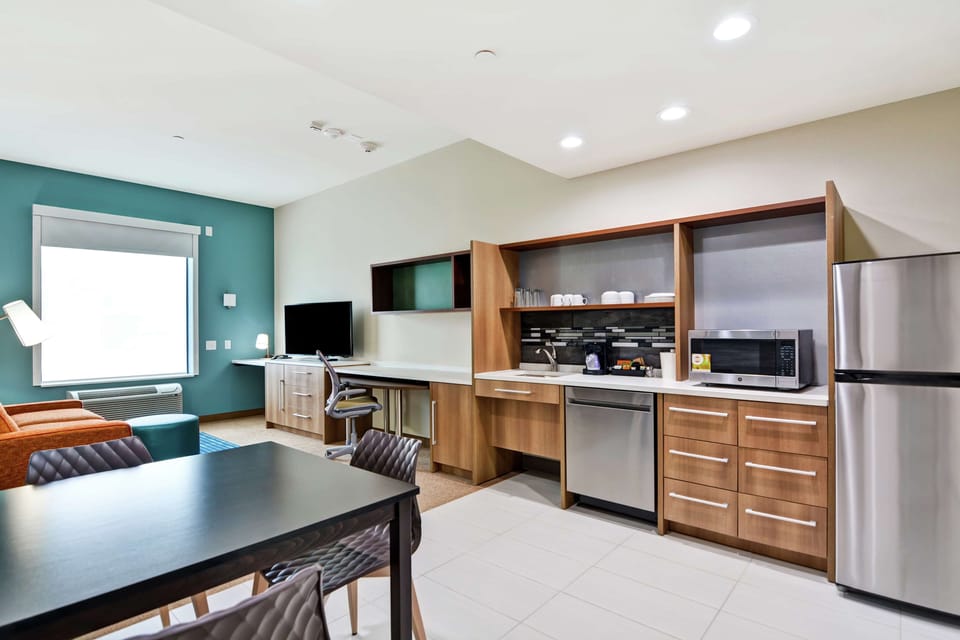 Full-size fridge, microwave, dishwasher, coffee/tea maker