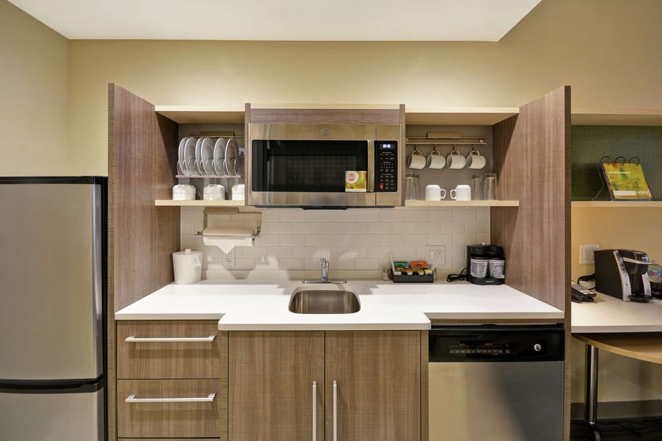 Full-size fridge, microwave, dishwasher, coffee/tea maker