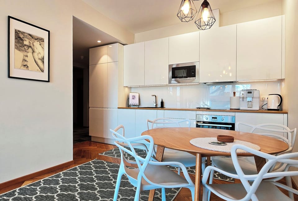 Full kitchen: induction, oven, microwave, fridge-freezer, dishwasher.