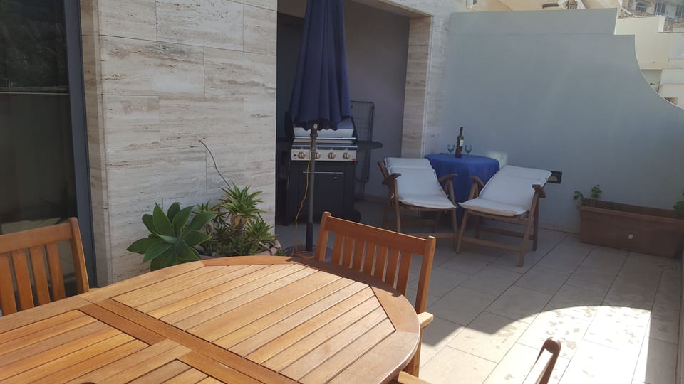 BBQ area, ample space for working on a tan :), dining area