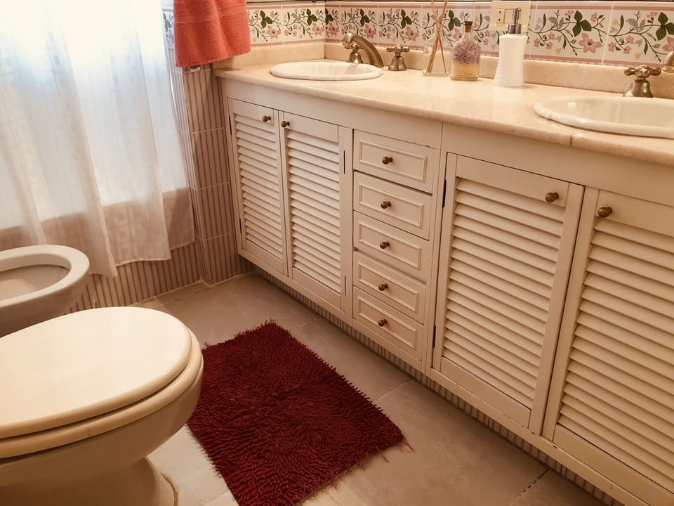 Combined shower/tub, deep soaking tub, rainfall showerhead, hair dryer