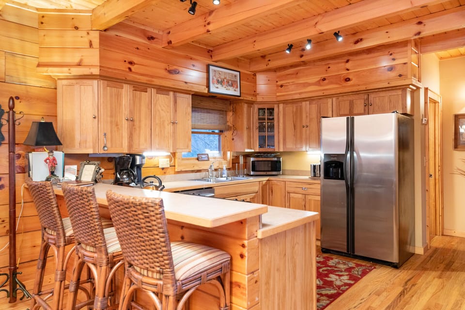 Full Kitchen with breakfast bar