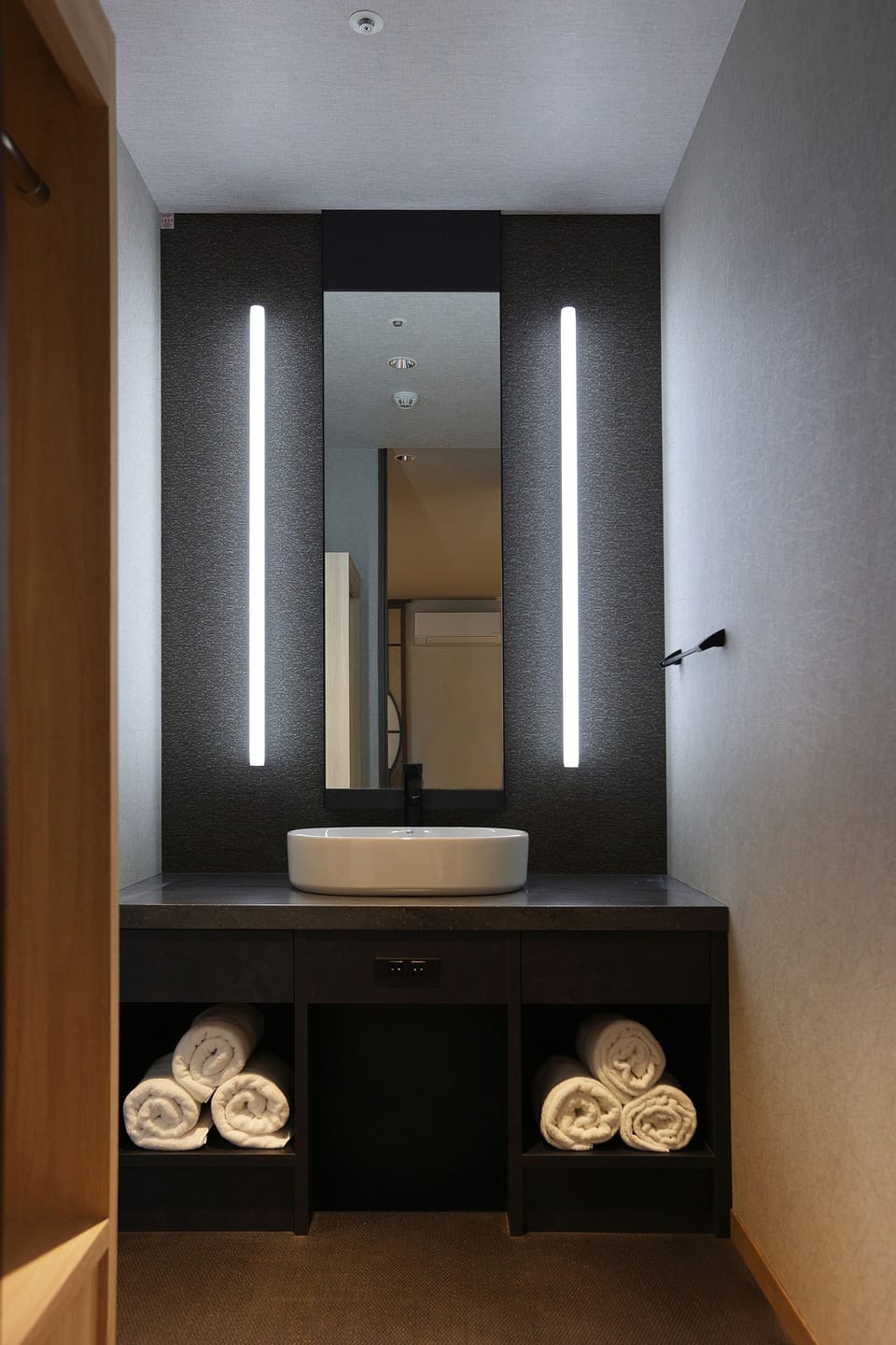 Royal suite room, Non Smoking | Bathroom | Combined shower/tub, rainfall showerhead, hair dryer, towels