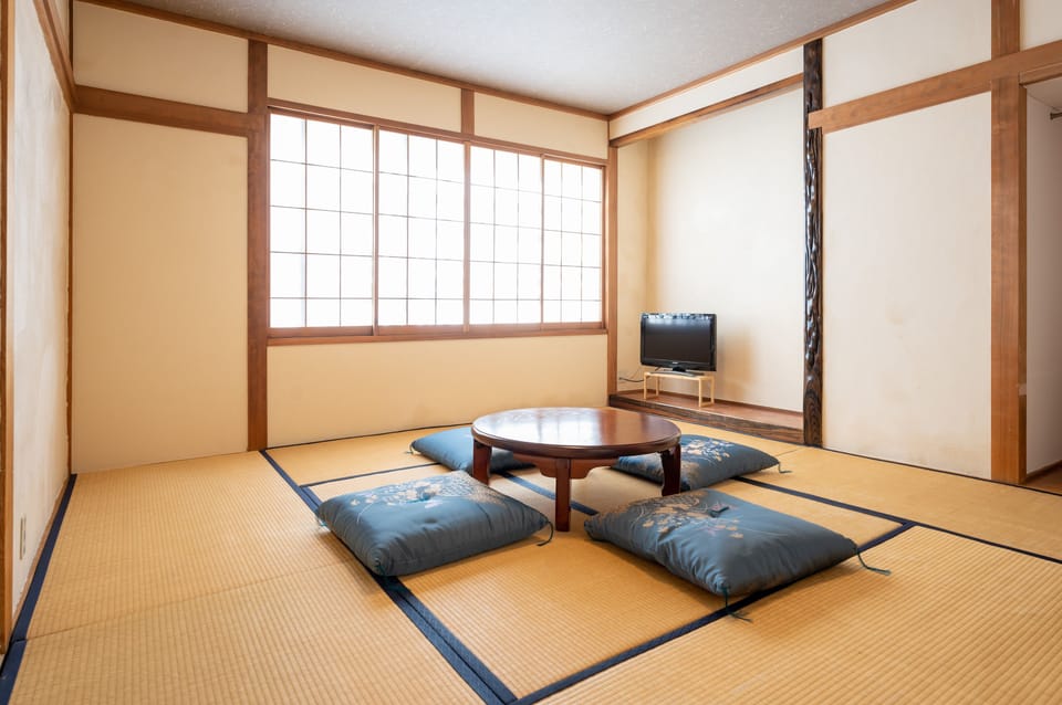 Japanese-style,for 4 people,shared bathroom,towels not provided, no air conditioning,Non Smoking | Down comforters, free WiFi, bed sheets
