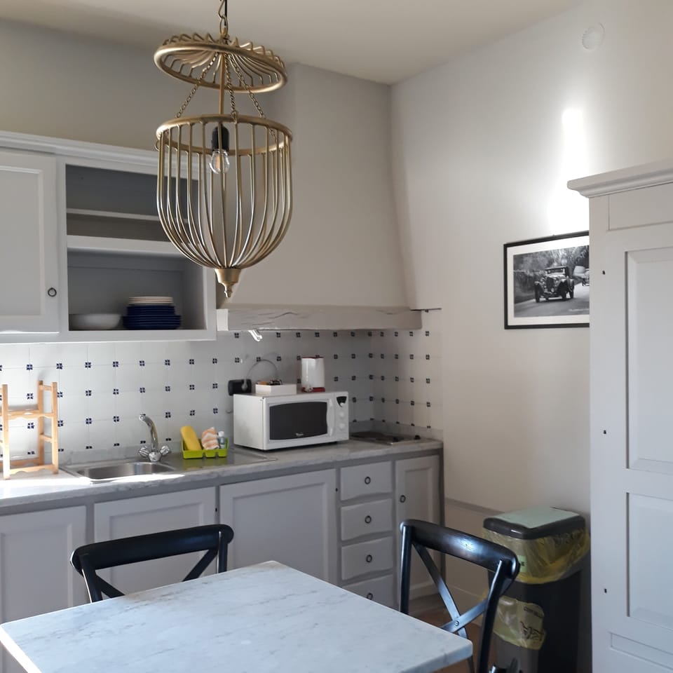 Deluxe Studio, 1 Double Bed, Non Smoking, No Pets | Private kitchen | Highchair