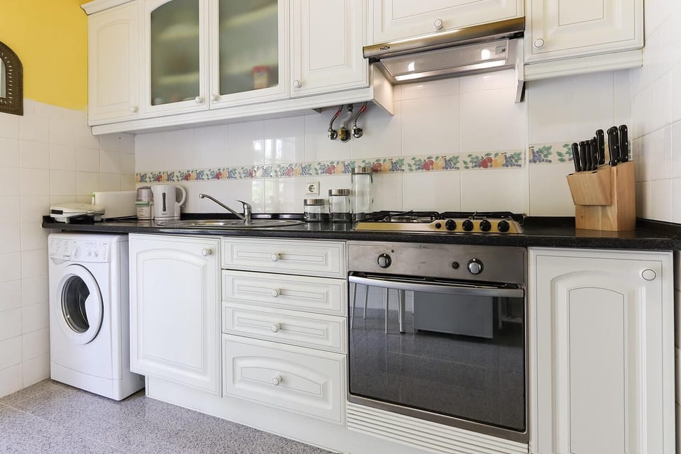 Full-size fridge, microwave, oven, stovetop