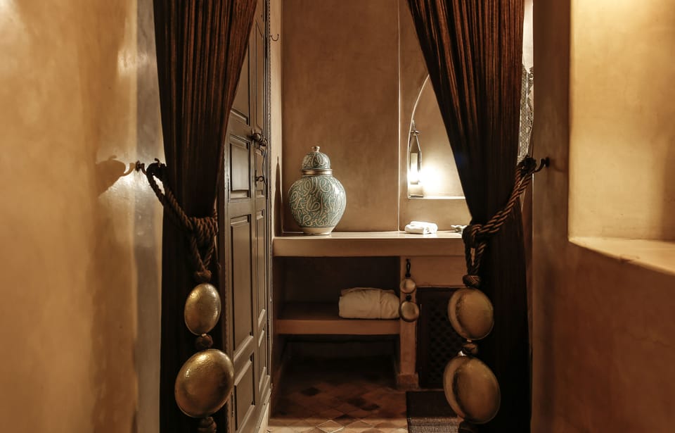Junior Suite | Bathroom | Deep soaking tub, free toiletries, bathrobes, slippers