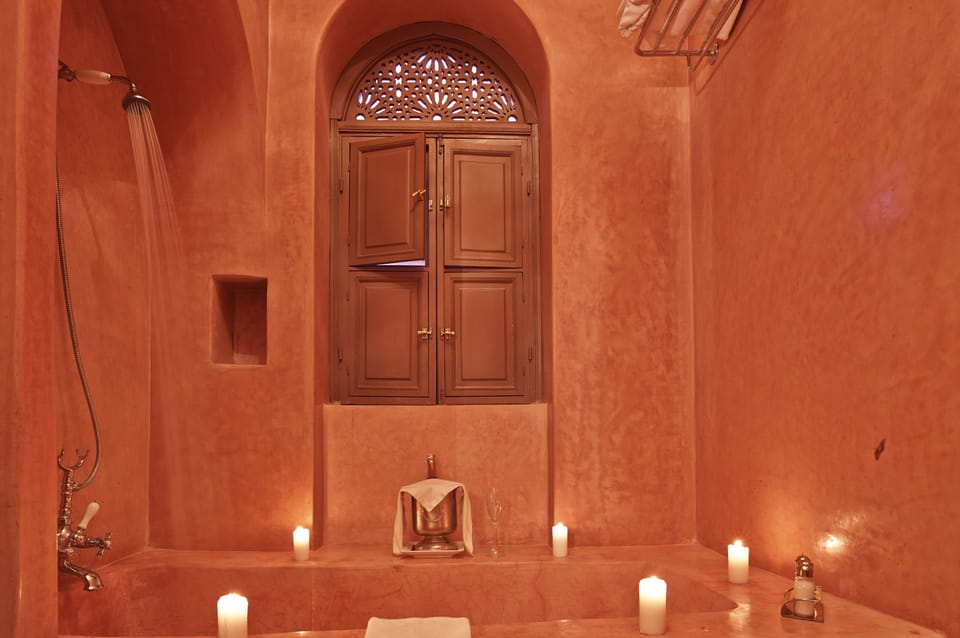 Junior Suite (Renard Des Sables ) | Bathroom | Deep soaking tub, free toiletries, bathrobes, slippers