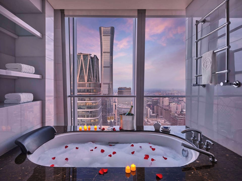 Grand Room (Premier, 1 King) | Down comforters, minibar, in-room safe, desk
