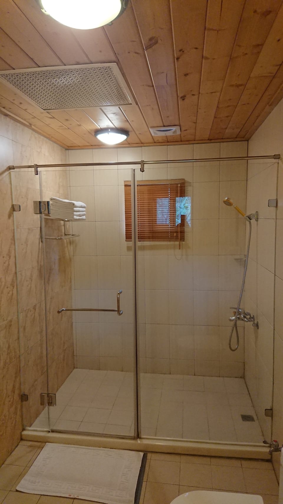 Quadruple Room | Bathroom shower
