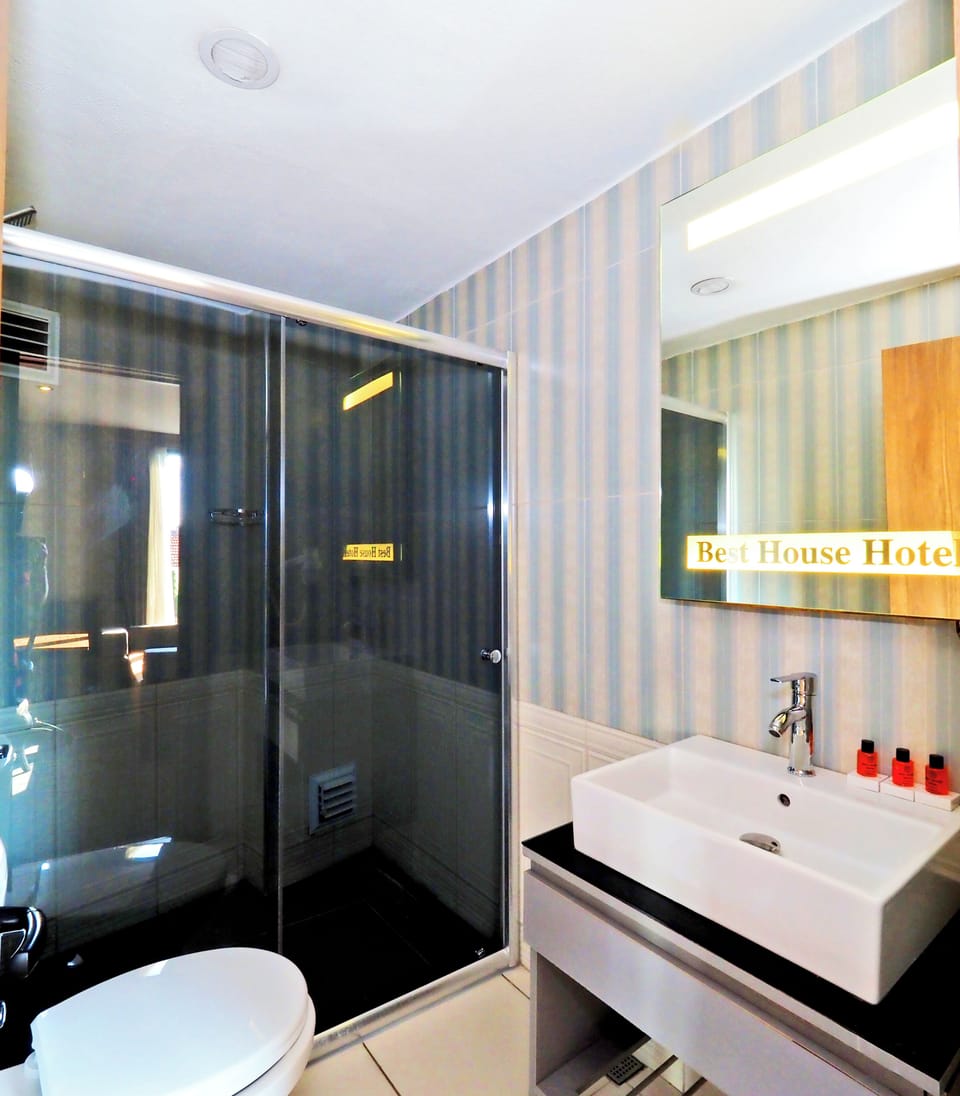 Family Room | Bathroom | Shower, free toiletries, hair dryer, slippers