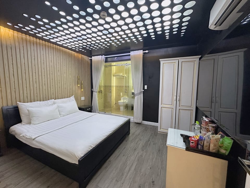 VIP Room | Minibar, desk, soundproofing, iron/ironing board
