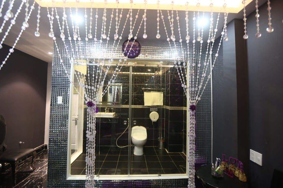 Studio Suite | Bathroom | Free toiletries, hair dryer, slippers, bidet