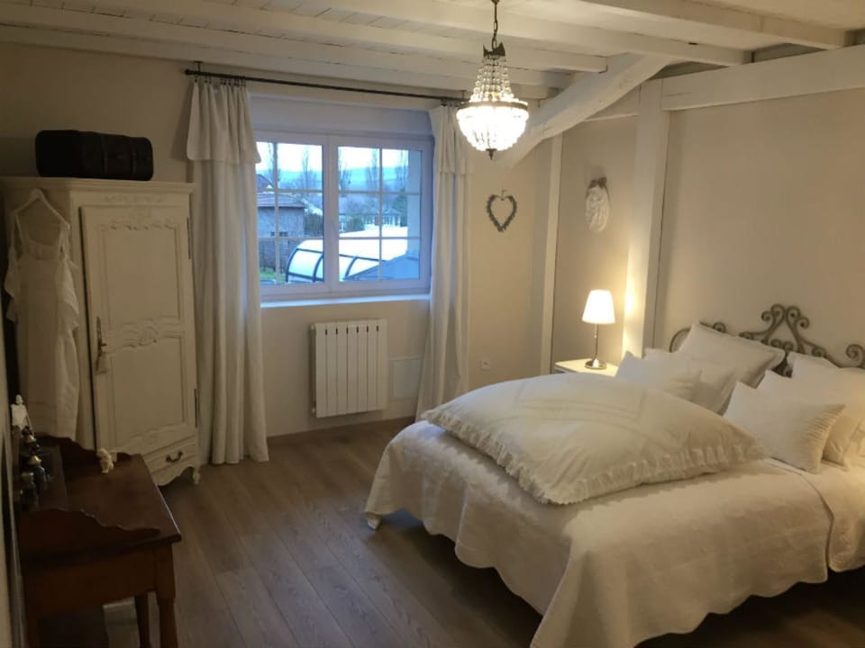 Double Room (Jeanne) | Desk, blackout drapes, soundproofing, free WiFi