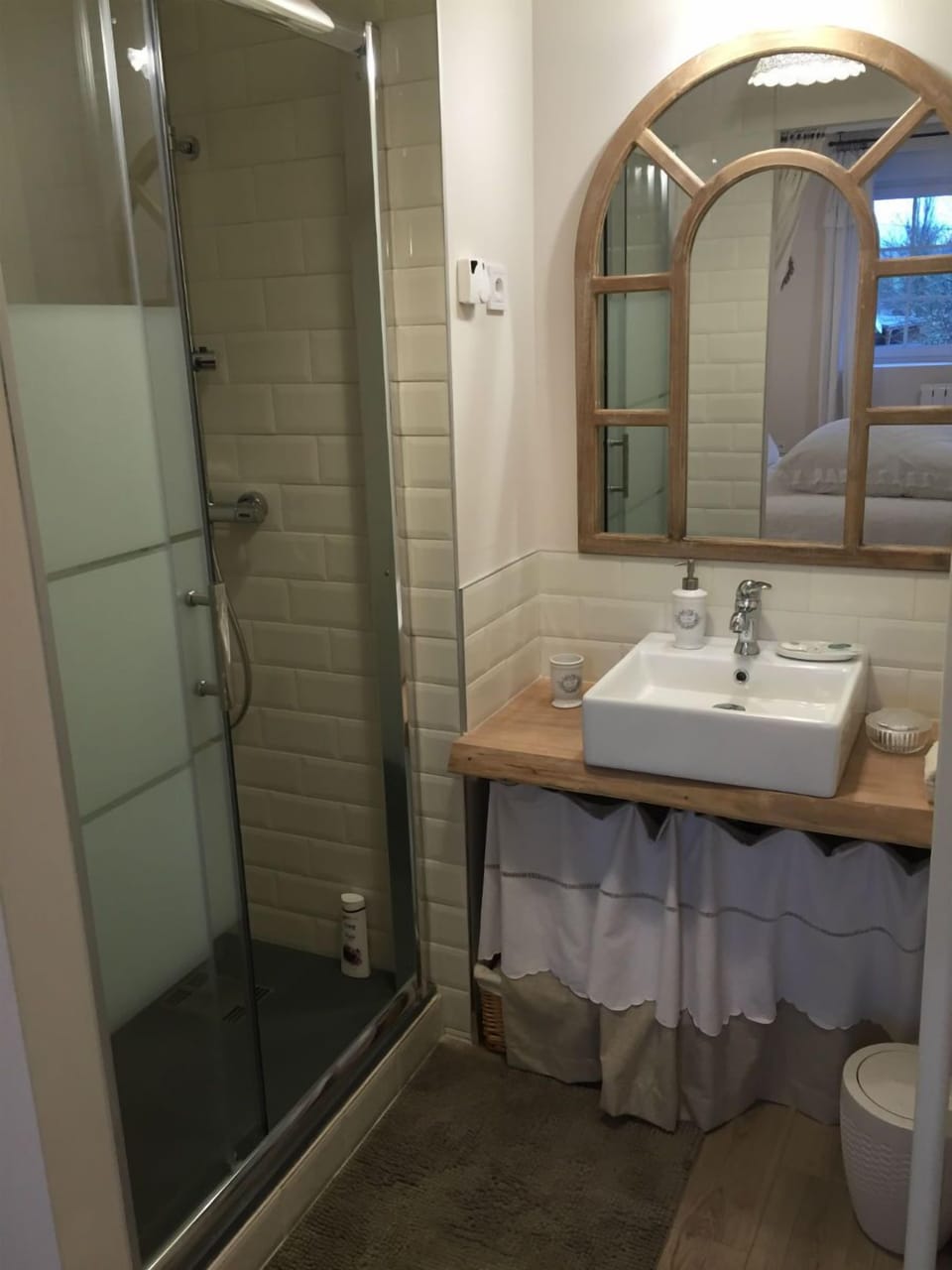 Double Room (Jeanne) | Bathroom | Shower, hair dryer, bathrobes, slippers