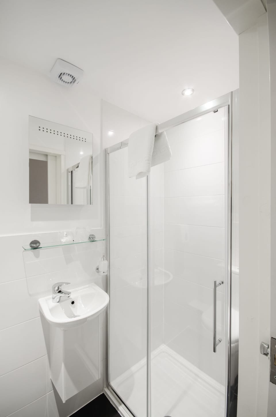 Single Room | Bathroom | Shower, hair dryer, towels