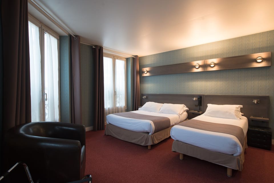 Classic Triple Room | Minibar, in-room safe, desk, soundproofing