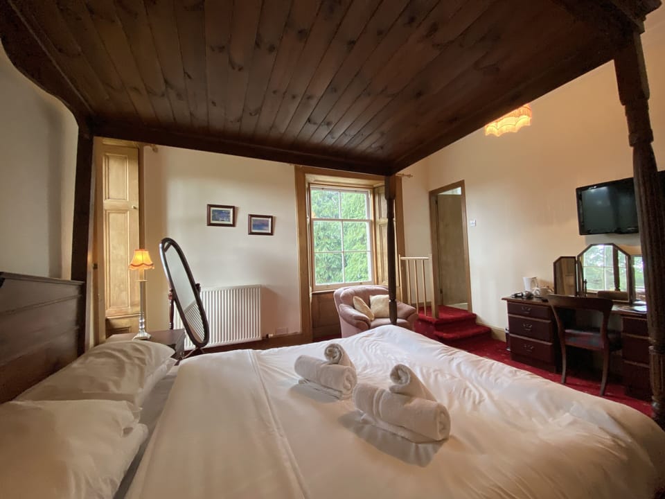  Four Poster Room | Hypo-allergenic bedding, iron/ironing board, bed sheets