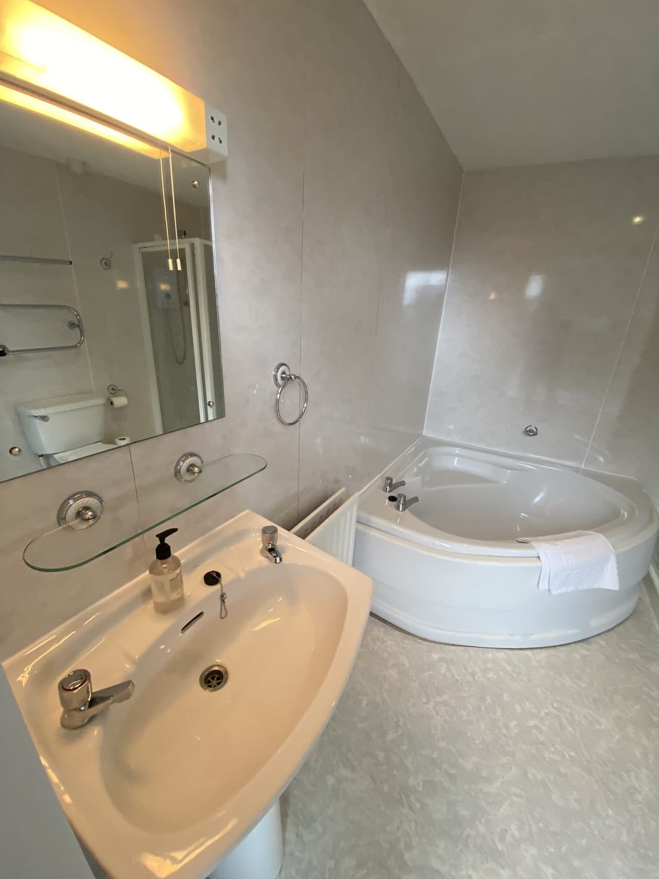  Four Poster Room | Bathroom | Free toiletries, hair dryer, towels