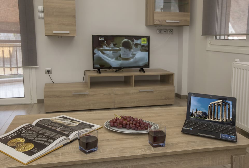 Apartment | Living area | Flat-screen TV