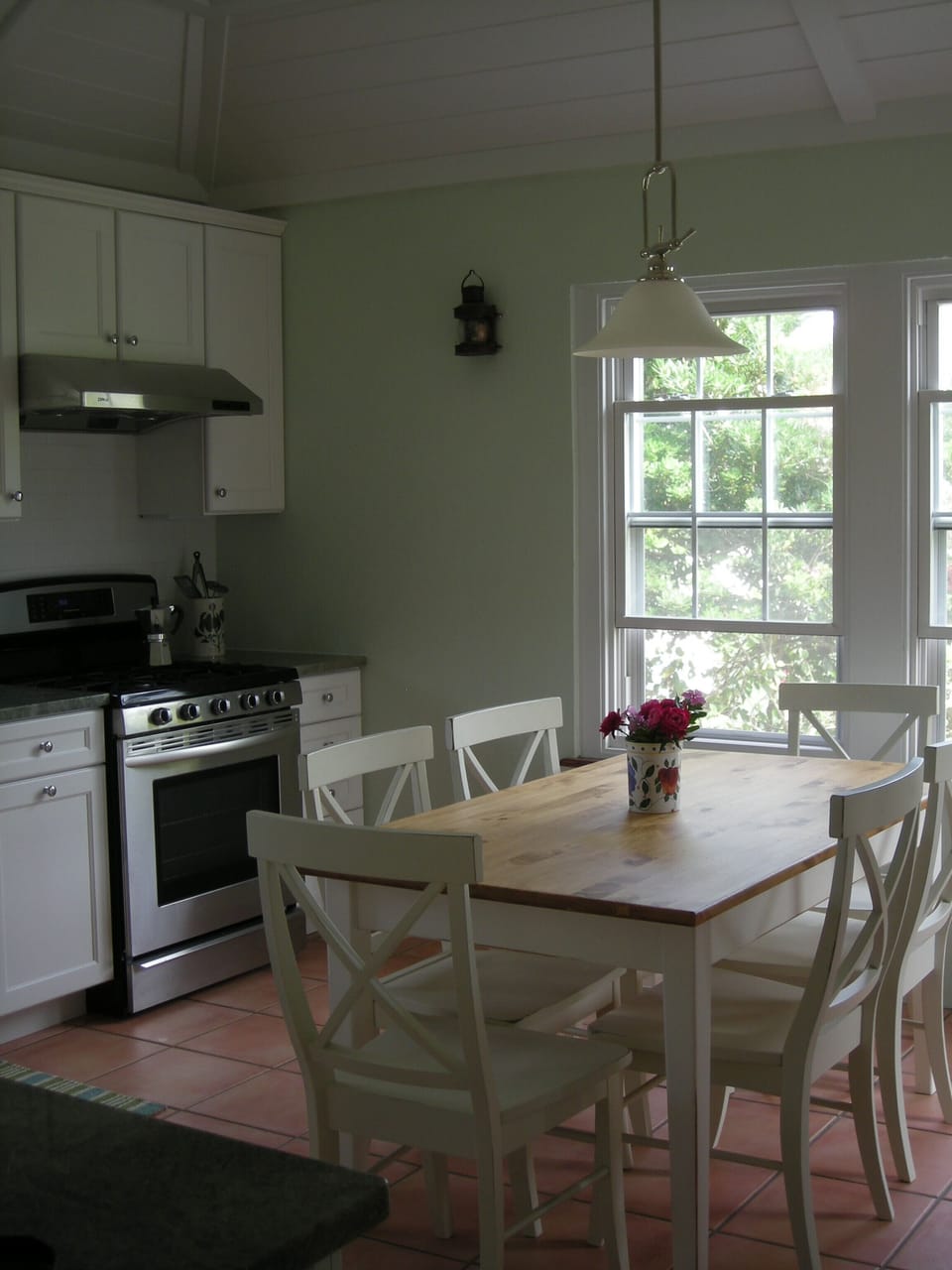 Table for 6 in the kitchen.
