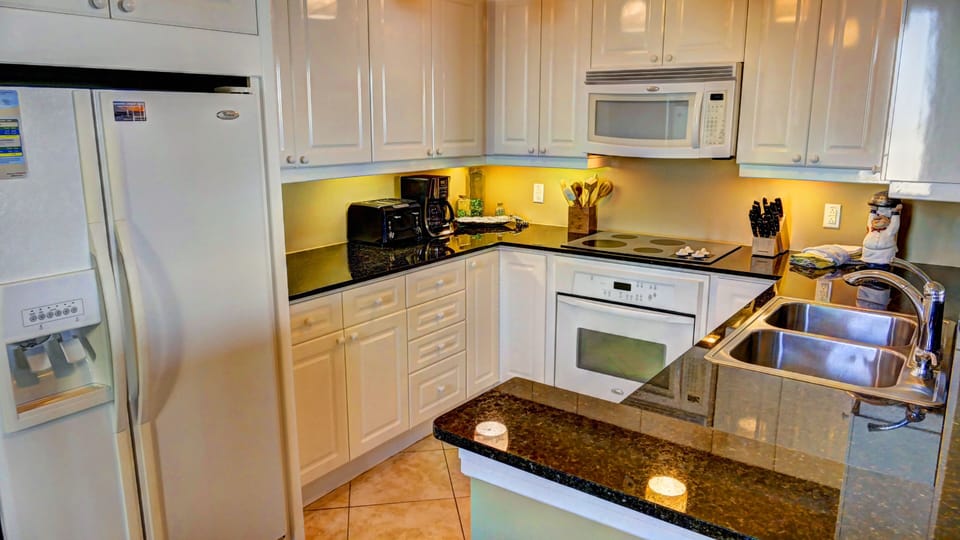 Beautiful Kitchen fully stocked with all your cooking needs.