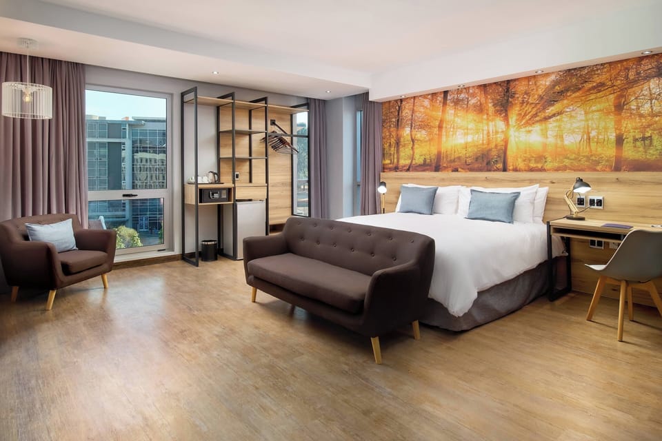 Room, 1 King Bed | 1 bedroom, premium bedding, in-room safe, desk