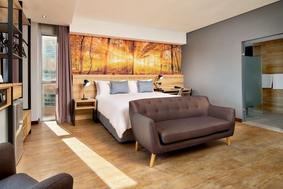 Room, 1 King Bed | 1 bedroom, premium bedding, in-room safe, desk