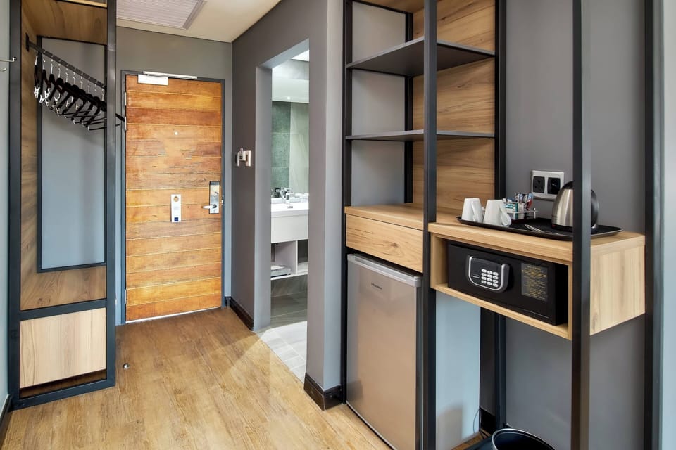 Room, 1 King Bed | 1 bedroom, premium bedding, in-room safe, desk