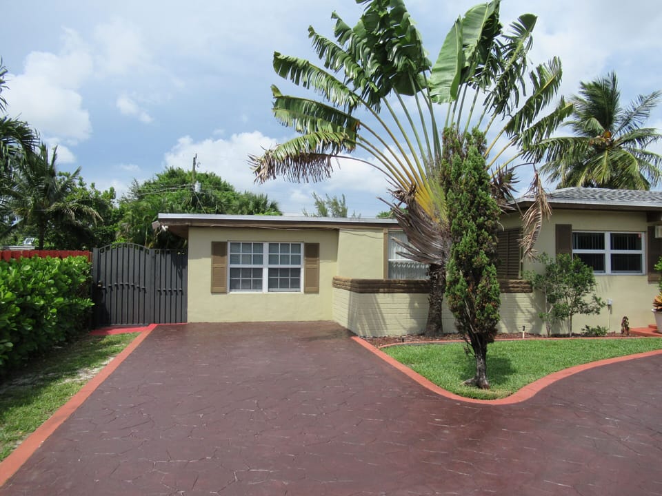 Apartment Entrance’s Gate and parking