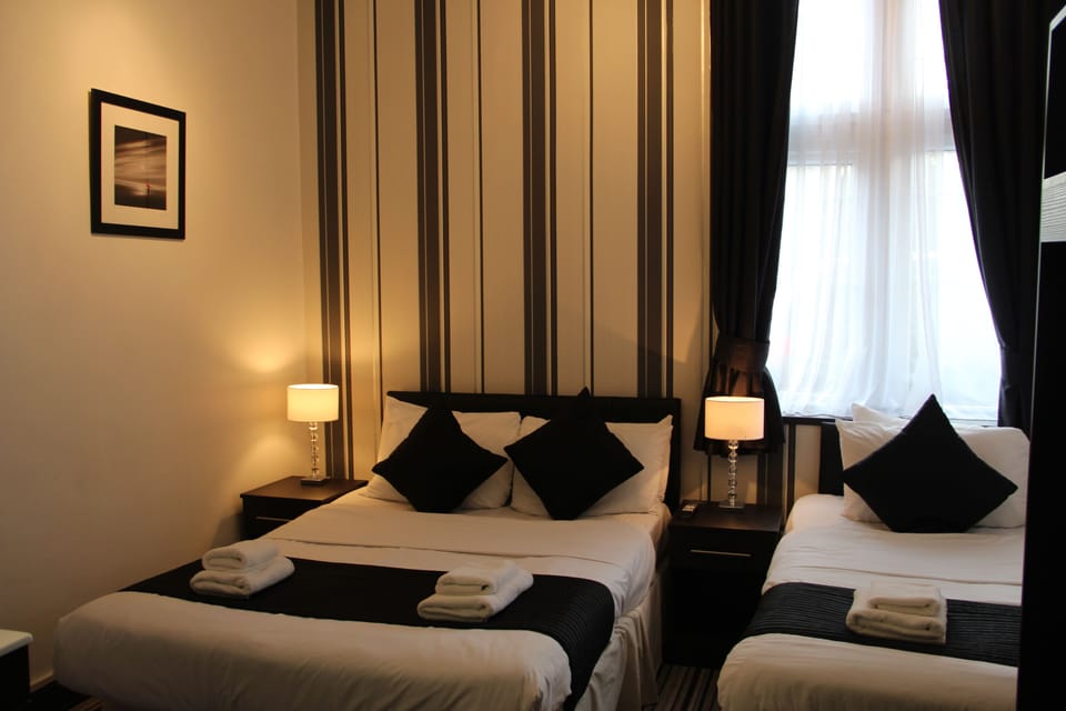 Triple Room | Desk, iron/ironing board, free WiFi