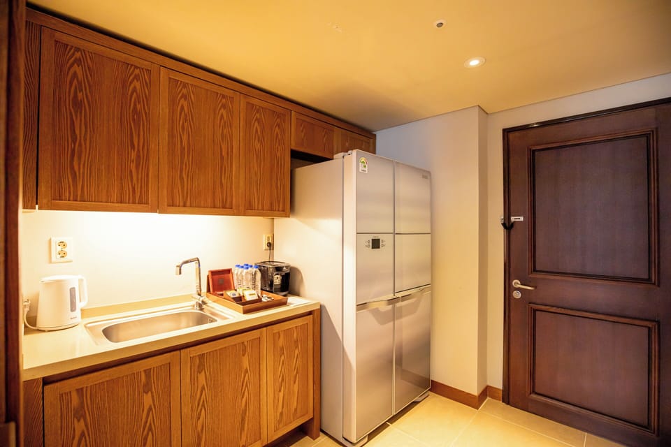 Minibar, in-room safe, desk, iron/ironing board