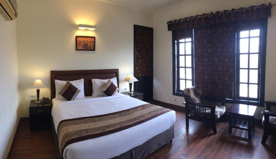 Premium bedding, pillowtop beds, minibar, in-room safe