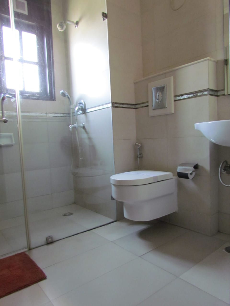 Deluxe Room, Non Smoking | Bathroom | Shower, free toiletries, hair dryer, slippers
