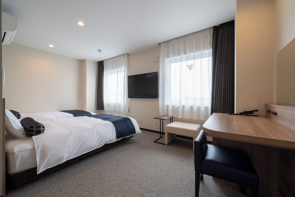Premium Twin Room, Non Smoking | Desk, free WiFi, bed sheets, wheelchair access
