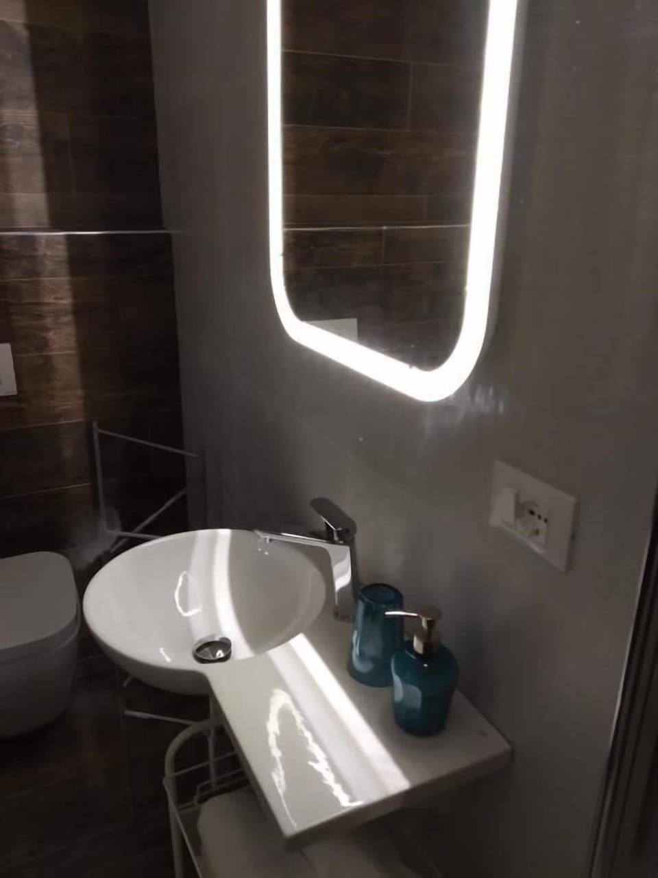 Double Room, Sea View | Bathroom | Shower, free toiletries, bidet, towels