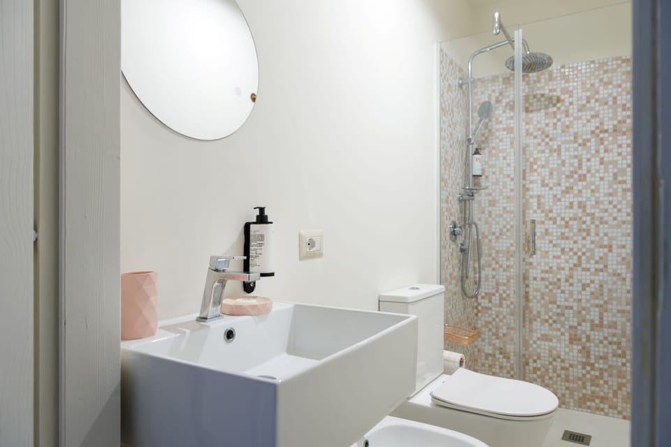 Family Triple Room, Ensuite | Bathroom | Shower, rainfall showerhead, free toiletries, hair dryer
