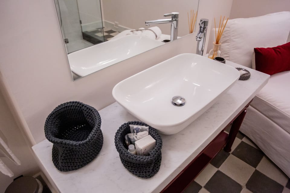 Comfort Triple Room | Bathroom | Shower, rainfall showerhead, free toiletries, hair dryer