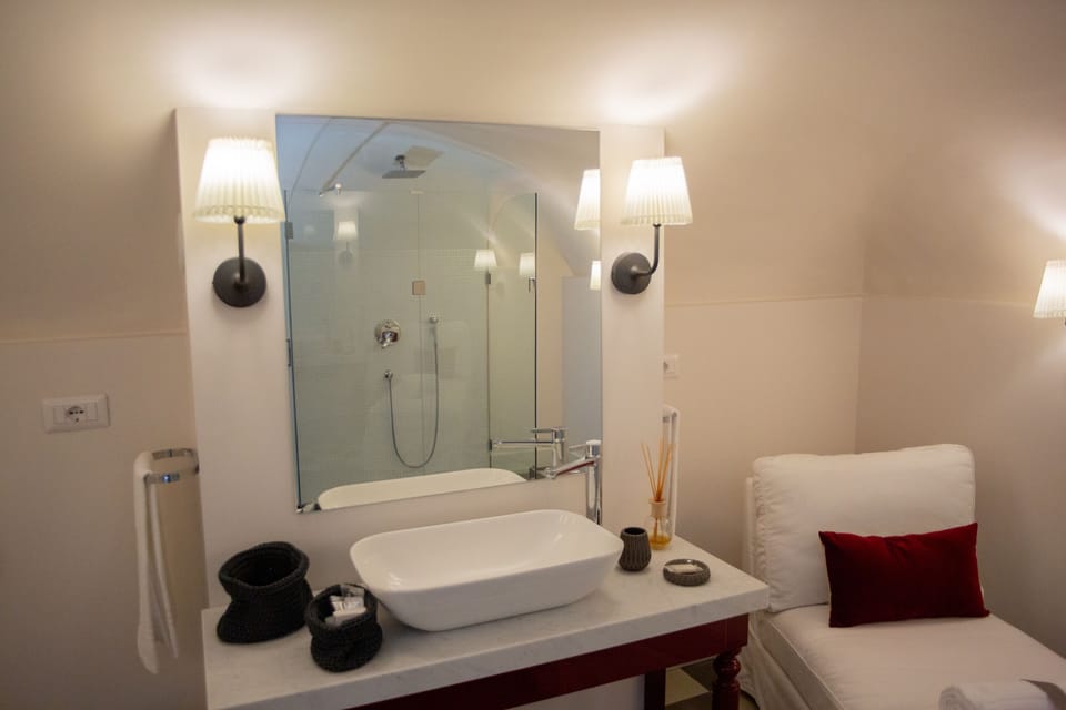 Comfort Triple Room | Bathroom | Shower, rainfall showerhead, free toiletries, hair dryer