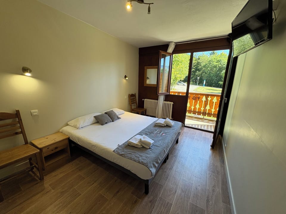 Standard Double or Twin Room, 2 Twin Beds, Non Smoking | Blackout drapes, free cribs/infant beds, bed sheets