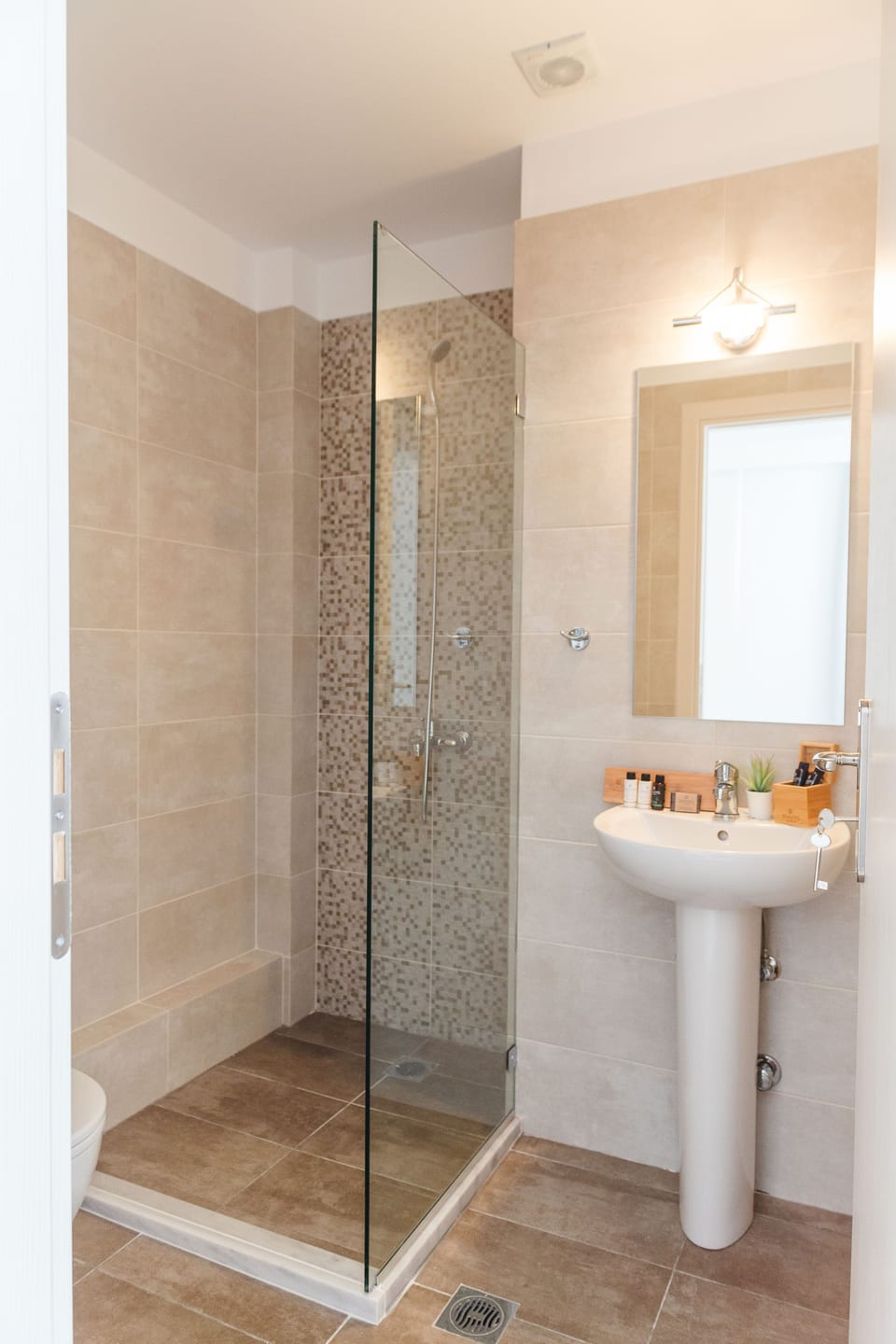 Senior Studio Suite, 1 Bedroom, Non Smoking | Bathroom | Free toiletries, hair dryer, soap, shampoo