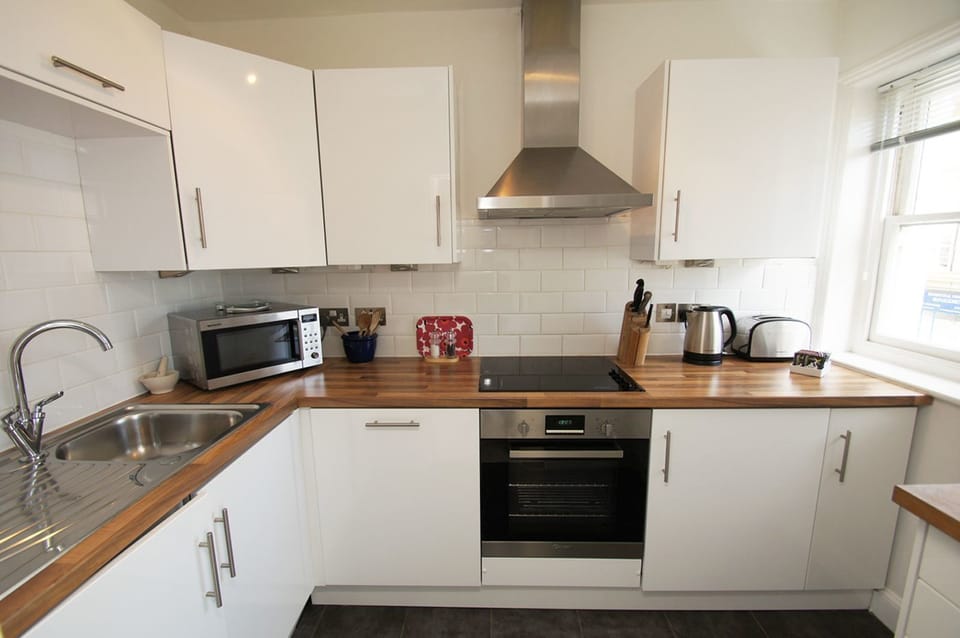 Apartment | Private kitchen | Fridge, microwave, oven, stovetop