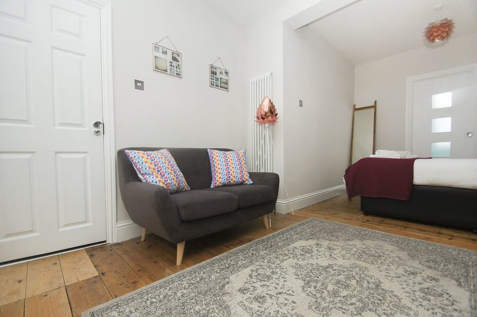 Apartment | Living area | 32-inch flat-screen TV with digital channels, TV