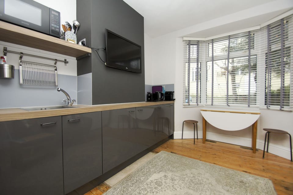 Apartment | Private kitchen | Fridge, microwave, stovetop, electric kettle