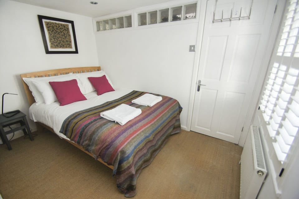 2 bedrooms, iron/ironing board, bed sheets