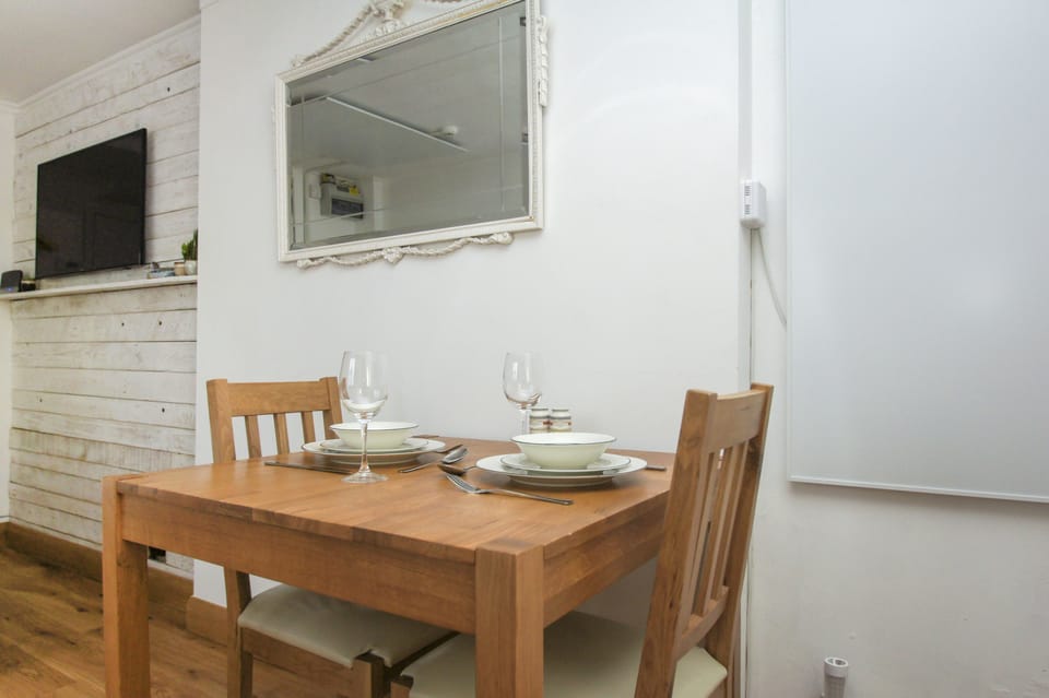 Cottage | In-room dining
