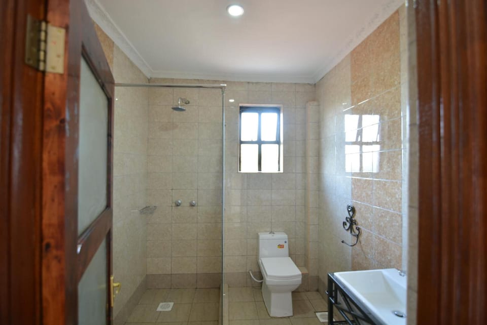 Shower, rainfall showerhead, free toiletries, slippers